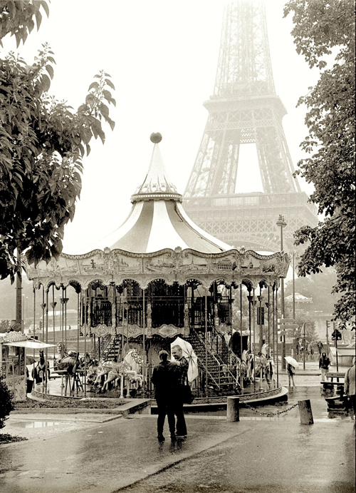 Smooching by the Seine